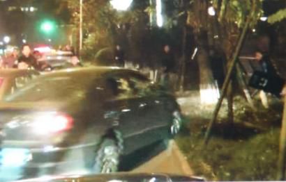 作案嫌疑車(chē)輛竄上綠化帶。（據(jù)警方視頻截圖）