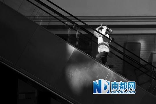 12月12日上午，正佳廣場內(nèi)，任淘淘在扶梯上奔跑玩耍。