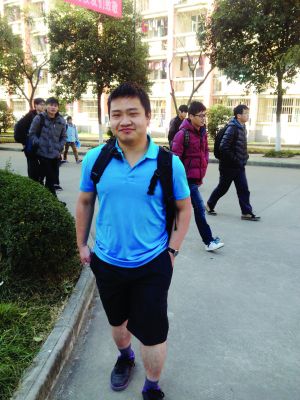 陳勇穿著在校園里很顯眼 陳勇穿著在校園里很顯眼