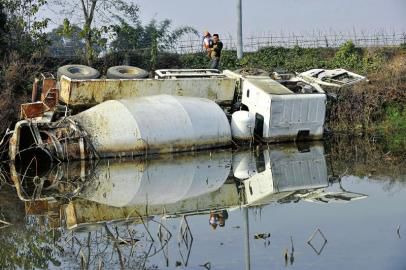 12月23日，側(cè)翻在荷塘的罐車(chē)。