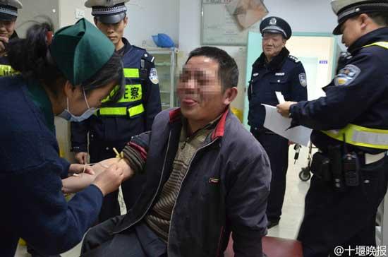 酒駕男被查爆雷人話語：心中有佛不會(huì)出車禍(圖)