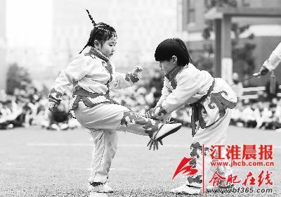 兩名小朋友在進(jìn)行武術(shù)對(duì)打表演。