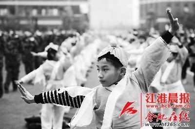 學(xué)生們?cè)谶M(jìn)行集體武術(shù)操展示。