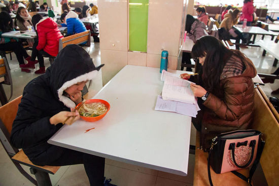 圖為在食堂內(nèi)復(fù)習(xí)的學(xué)生。