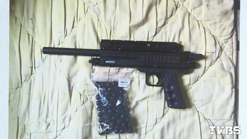 林姓男子使用的瓦斯鎮(zhèn)暴槍。圖自TVBS網(wǎng)站