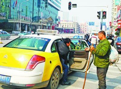 行乞者與保安聊天，竟頻頻對保安的收入表達出了不屑。