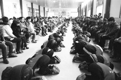 學(xué)生們?cè)诶蠋煹闹笇?dǎo)下，一起給父母下跪謝恩。微博截圖