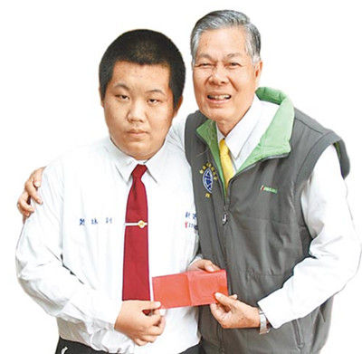 校長稱贊鄭詠釧（左）處變不驚，頒發(fā)2000元臺幣紅包“壓驚”，并記一大功。