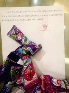 為表謝意，他特意買來20根棒棒糖送給民警。