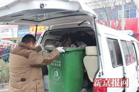 亳州路邊垃圾桶內(nèi)驚現(xiàn)碎尸。網(wǎng)友供圖