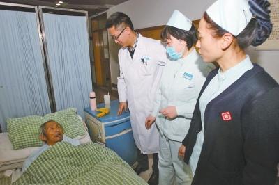 老人病治好了，可他卻一直躺在醫(yī)院的病床上。