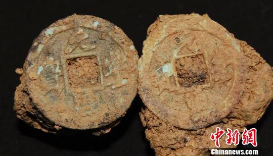 巖橋村廟山地區(qū)出土銅錢(qián)?！⊥]文管辦　攝