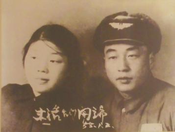 當(dāng)年的結(jié)婚照老人還保留得很好。