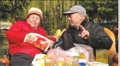結(jié)婚60年，梁玉芹婆婆和王再功爺爺恩愛如初。