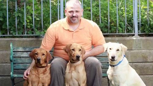 圖為吉姆和他的專業(yè)臭蟲探測(cè)犬在一起。