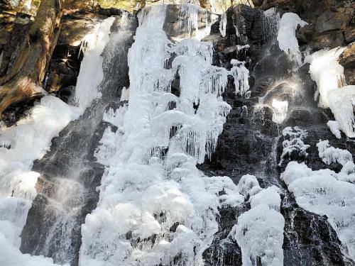 富士河口湖畔的瀑布結(jié)冰，成了一道“冰瀑”。