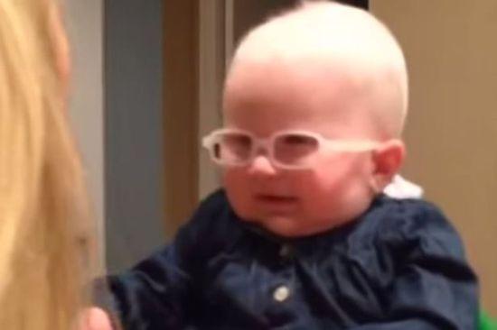 英國白化病兒童透過特制鏡片首次見親媽。