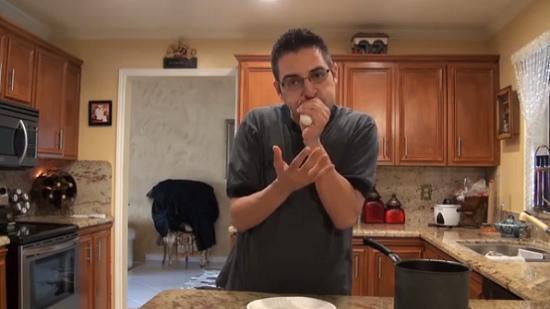 這名男子用手捏緊雞蛋，從窄口一吹，便能輕易把雞蛋吹出，而且不帶任何碎片。