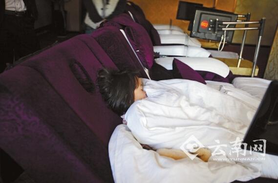 夜里，孩子就睡在沙發(fā)躺椅上。