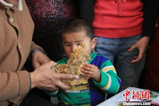 新疆青河縣一牧民上周意外撿到重7.85公斤公斤左右的一塊狗頭黃金，這塊黃金酷似中國地圖。