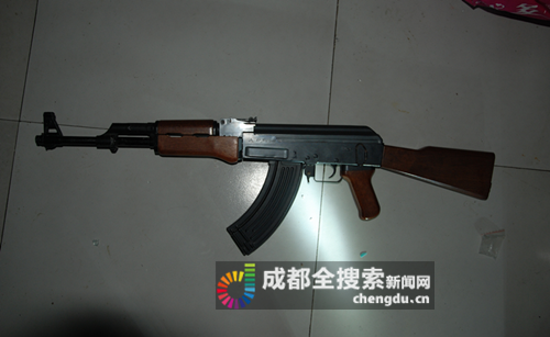 四川:毒販將2枚迫擊炮彈放客廳“鎮(zhèn)宅”(圖) 四川:毒販將2枚迫擊炮彈放客廳“鎮(zhèn)宅”(圖)