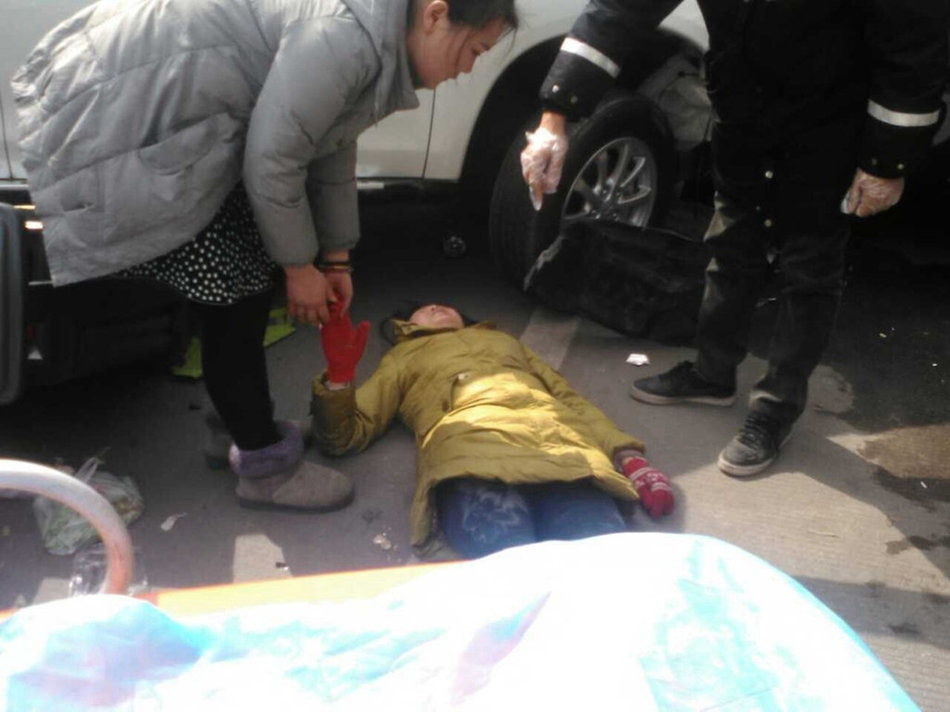 女子被撞卷進(jìn)車底市民抬車救人 女子被撞卷進(jìn)車底市民抬車救人