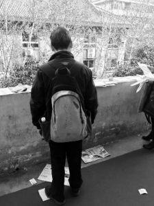 “娃在湖南上大學(xué)，馬上就要畢業(yè)了，所以我經(jīng)常在網(wǎng)上瀏覽咸陽、西安的招聘信息，想讓他畢業(yè)后留在我和他媽身邊……”3月14日，秦都區(qū)人才交流中心在區(qū)政府二樓舉辦招聘會，一名50多歲的“求職者”吸引了不少人的目光。據(jù)悉，此次招聘會共有市內(nèi)外112家企業(yè)參加，提供就業(yè)崗位3200個。