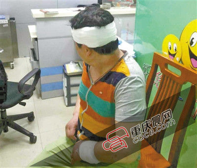 昨日，受傷的游客譚先生在醫(yī)院接受治療。