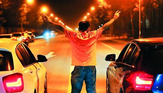 2013年8月25日凌晨，北京，在東壩大街路口進行的一場飆車。
