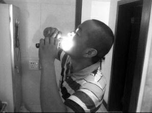 絕癥男子多次用剪刀自切腫瘤 醫(yī)生稱(chēng)此舉有危險(xiǎn)