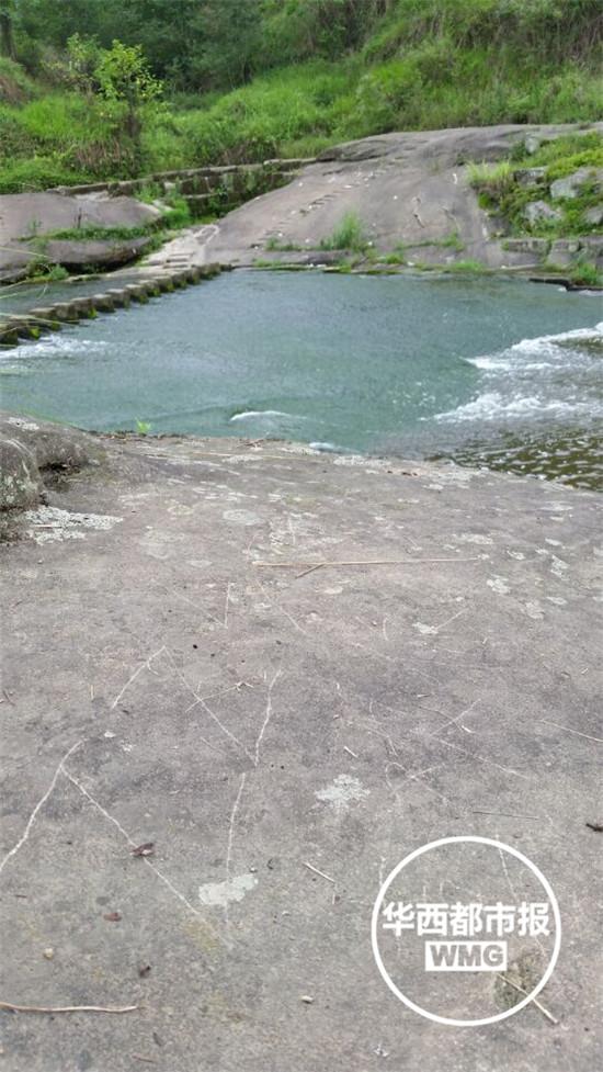 地上寫著：ZZ，我喜歡你