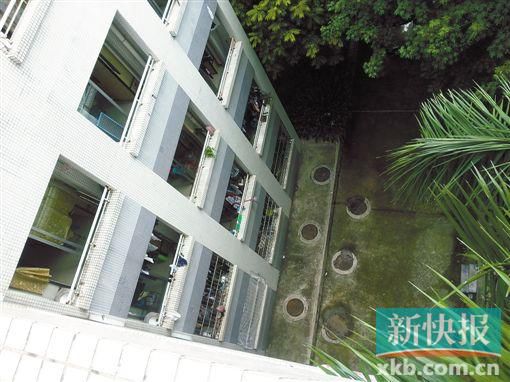 據(jù)目擊者稱,當(dāng)時(shí)墜樓者躺在右排中、下兩個(gè)井蓋中間附近。