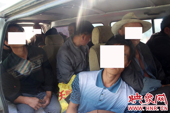 一輛8座的面包車竟然擠進(jìn)17個(gè)人。