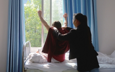 出院前，窗外透進一道陽光，打在他的身上。