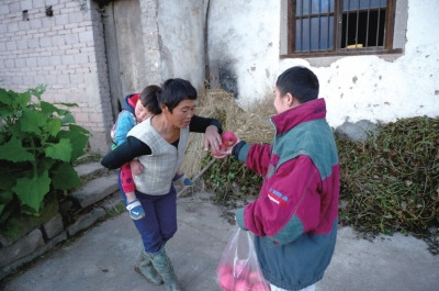 看到他遞來蘋果，村人尷尬地笑笑，婉拒了。