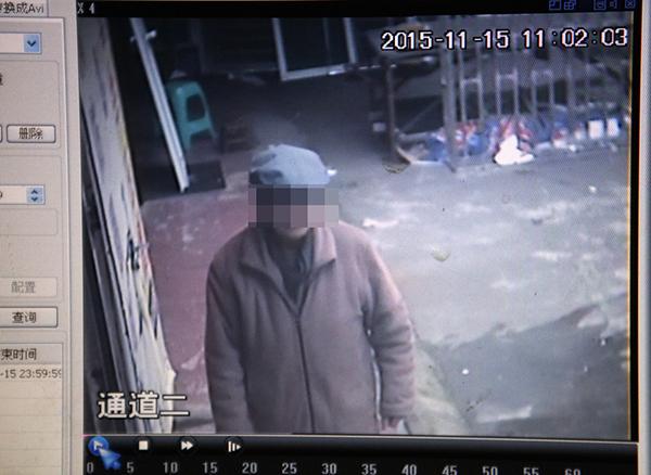 2015年11月17日，鄰居家的監(jiān)控在事發(fā)當天拍到老人生前遺像。澎湃新聞記者 雍凱 圖