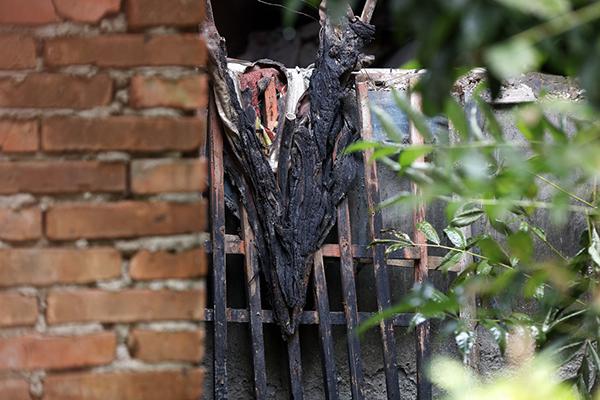 被燒焦的窗沿。澎湃新聞記者 雍凱 圖