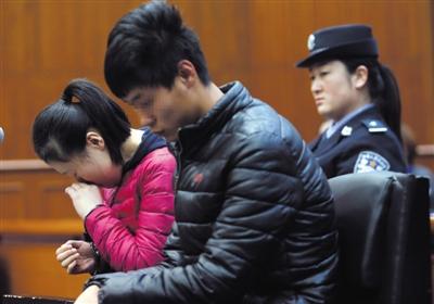 昨日，因殺死自己的親生兒子，被告人王某受審，其男友喬某則因涉嫌幫助毀滅證據(jù)罪受審。