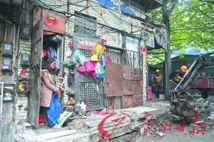 阿姨看著大家清理她堆積的垃圾。廣州日報記者李波 攝