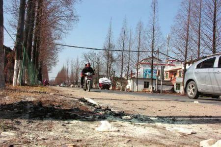 現(xiàn)場有條帶血的輪胎印記。