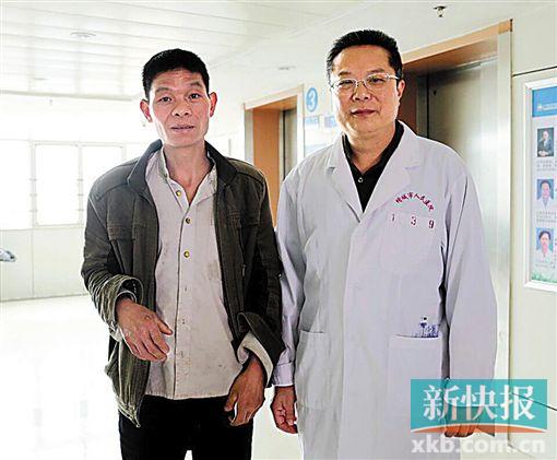 黃式水與增城區(qū)人民醫(yī)院醫(yī)生合影。 通訊員供圖