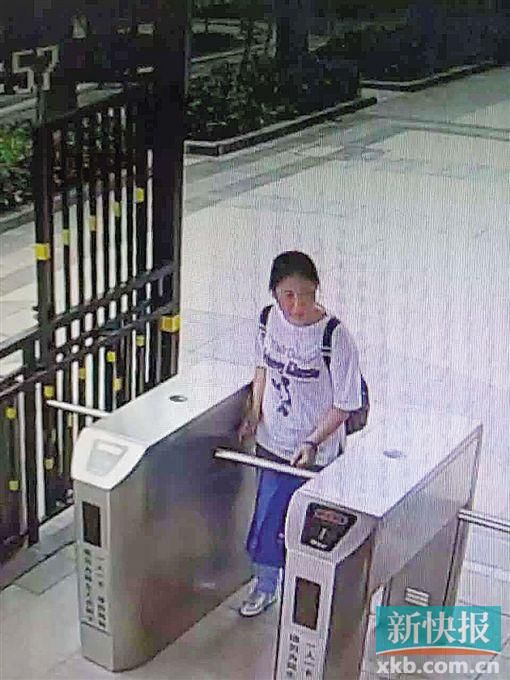 小區(qū)監(jiān)控拍到,保姆“李晴”于14日下午1時55分背著官女士的背包離開。均為當(dāng)事人供圖