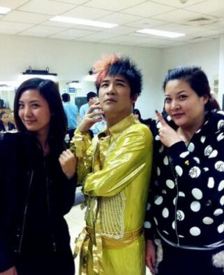 大張偉與經(jīng)紀人(右) 大張偉與經(jīng)紀人(右)