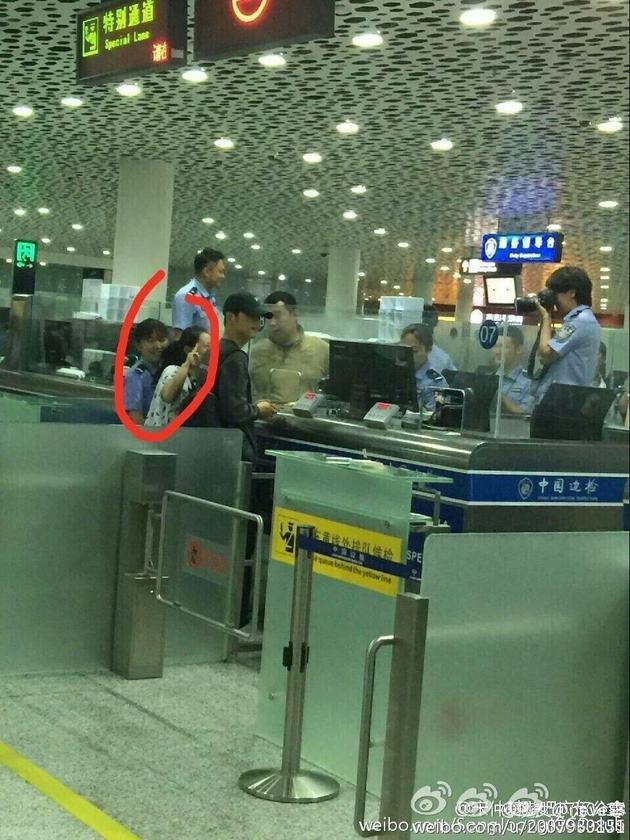 網(wǎng)友在得知此事后，紛紛炮轟上傳照片的人，認(rèn)為該舉動嚴(yán)重侵犯了一人的隱私，涉嫌犯罪