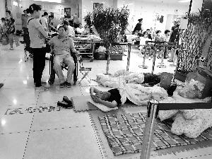 協(xié)和醫(yī)院門外商販出租的床，12小時500元。