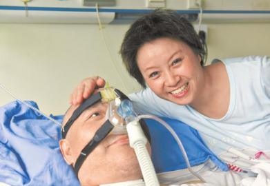 一年多來，楊曉華陪伴著臥病在床的男友，一日三餐悉心照料，毫無怨言。