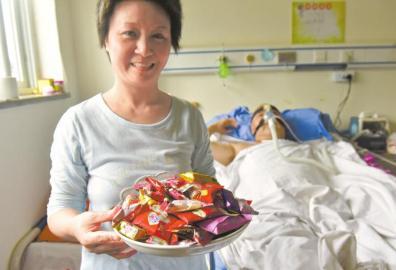 下周三兩人有望拿到結(jié)婚證，21日，喜氣洋洋的楊曉華已經(jīng)準備好了喜糖。