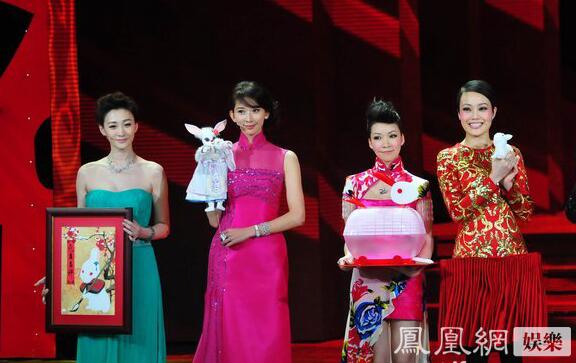 一直覺得長得奇怪的景甜，跟劉天仙的合影，竟然還不錯。