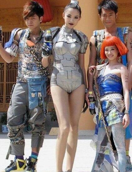 在張梓琳面前，章子怡的胸才到人家腰線的位置……