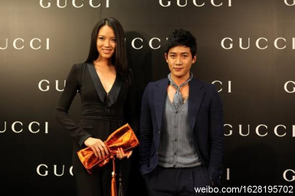 最右竟然是何韻詩，信號滿格……